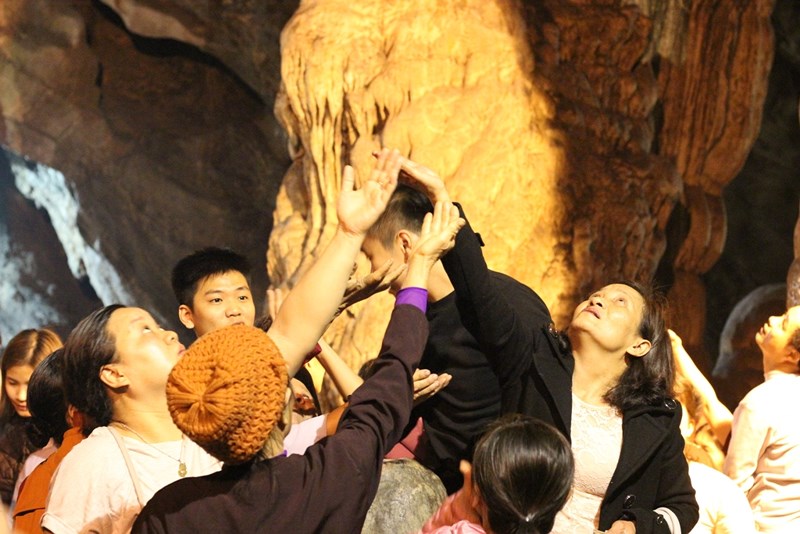 Đua nhau ngửa cổ, giơ tay hứng ‘nước thánh’ chùa Hương